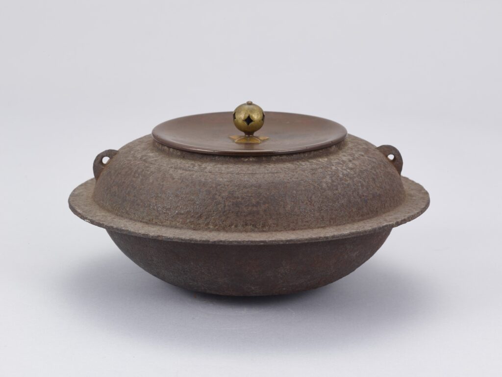 平蜘蛛釜（ひらぐもがま）／安土桃山時代・16世紀後半／九州国立博物館 蔵